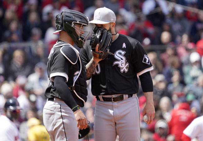 시카고 화이트삭스 좌완 댈러스 카이클이 지난 2일 보스턴 레드삭스전에서 포수 리스 맥과이어와 대화하고 있다. AP연합뉴스