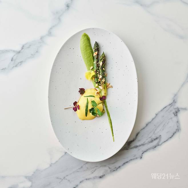 사진 : 런치와 디너 코스에서 동일하게 제공되는 베르네즈 사바용 소스와 헤이즐넛을 곁들인 데친 아스파라거스