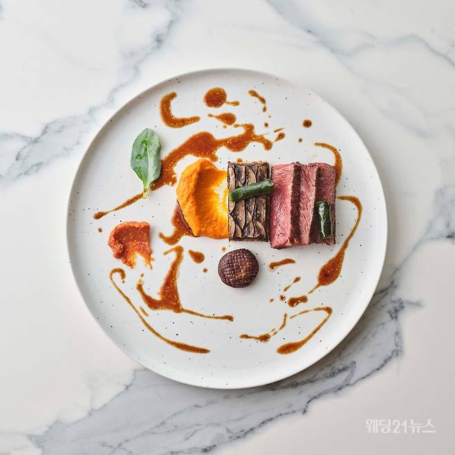 사진 : 버섯 파이와 명이나물을 곁들인 한우 꽃등심 스테이크