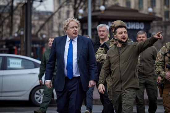 보리스 존슨 영국 총리가 지난달 9일(현지시간) 우크라이나 수도 키이우(키예프)를 방문해 볼로디미르 젤렌스키 대통령과 시내를 걷고 있다. [이미지출처=연합뉴스]