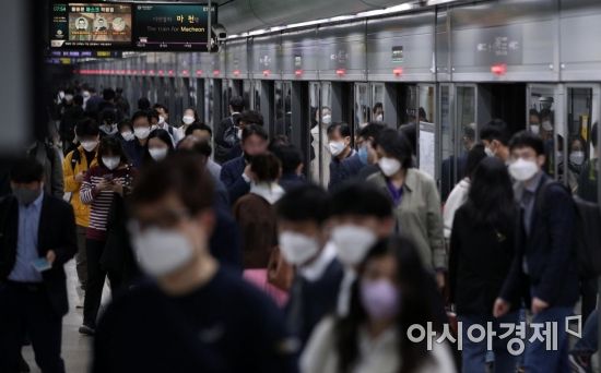 실외 마스크 착용 의무가 해제 첫 날인 2일 서울 지하철 광화문역에서 시민들이 마스크를 착용한 채 발걸음을 옮기고 있다./김현민 기자 kimhyun81@