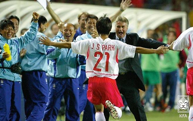 2002년 한·일 월드컵 조별리그 3차전 포르투갈과의 경기에서 박지성이 결승골을 터뜨린 뒤 히딩크 감독에게 달려가는 장면. /뉴스1