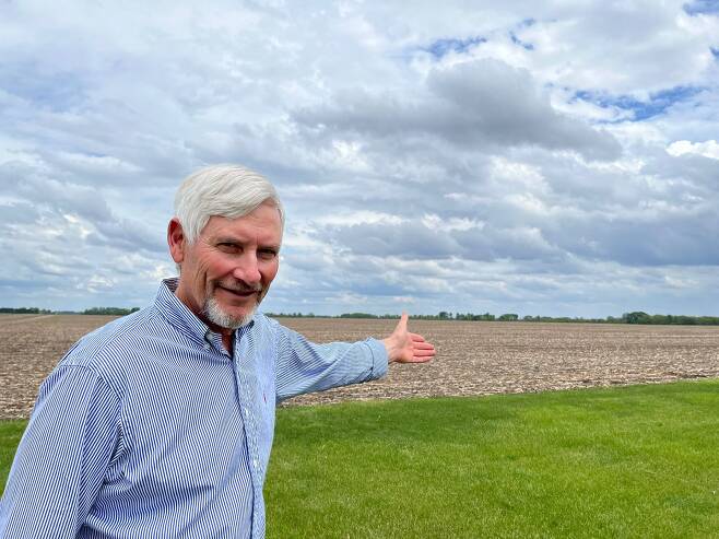 미국 일리노이주에서 50년 가까이 옥수수와 대두 농사를 지은 폴 씨가 최근 심각한 인플레이션과 그에 따른 어려움에 대해 말하고 있다. / 전준범 기자