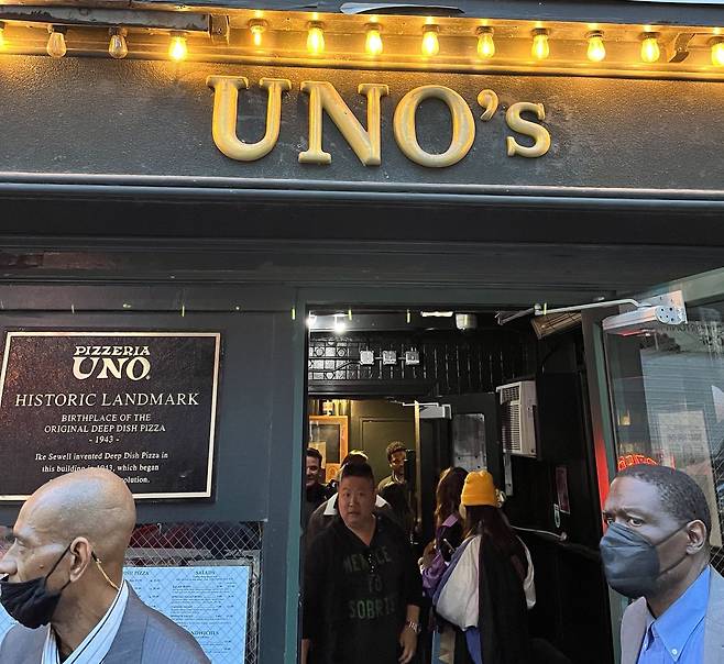 사람들이 시카고의 유명 피자 가게 ‘우노’에 입장하기 위해 대기하고 있다. / 전준범 기자