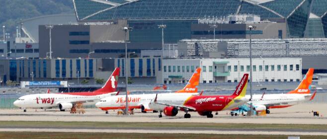 저비용항공사(LCC)들이 지난 5월 16일 인천국제공항 제2여객터미널 계류장에서 이륙을 준비하고 있다. /뉴스1