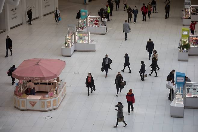 미국 뉴욕 시민들이 3월 10일(현지시각) 시내 한 쇼핑몰 내부를 오가고 있다. / 신화통신·연합뉴스