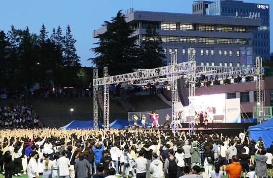 공주대는 KNU 작품전, Food festival 등의 다양한 프로그램을 통해 대학과 지역사회가 함께 어울리는 한마당 축제로 발전되어 분위기를 한층 더 끌어올렸다. 사진=공주대 제공