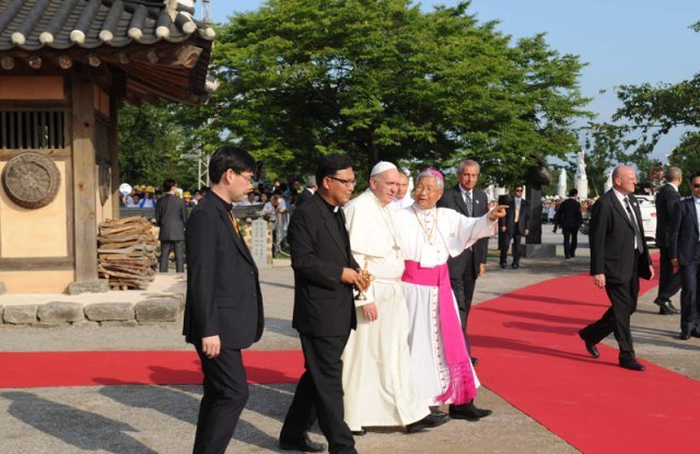 2014년 8월 15일 프란치스코 교황이 충남 당진시 솔뫼성지를 방문해 유흥식 대전교구 주교의 설명을 들으며 한국인 최초의 사제인 김대건 신부의 생가터를 둘러보고 있다. 사진공동취재단