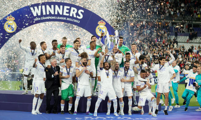 레알 마드리드 주장 마르셀루(가운데)가 29일 팀의 14번째 챔피언스리그 우승 트로피를 들어올리고 있다. 파리 | EPA연합뉴스