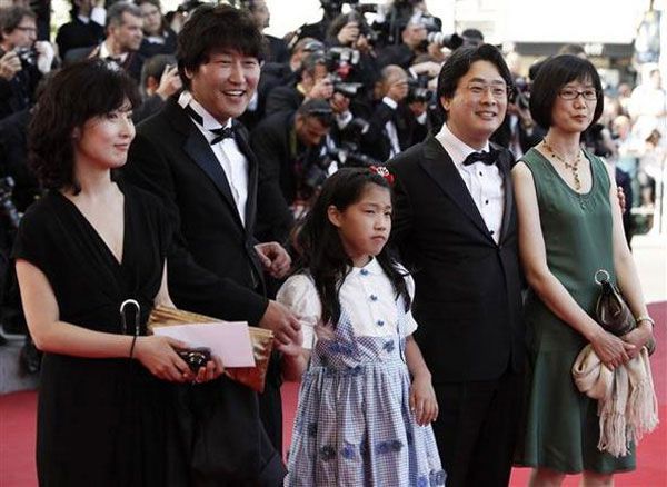 2009년 영화 `박쥐`로 칸영화제를 찾은 박찬욱 감독(오른쪽 둘째)과 배우 송강호(왼쪽 둘째)가 레드카펫에서 가족과 함께 포즈를 취하고 있다.  [AP = 연합뉴스]