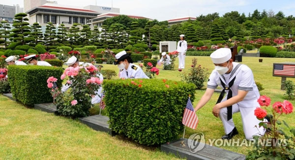 유엔기념공원 참배하는 한미 해군 장병 [사진 출처 = 연합뉴스]