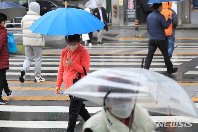 [제주=뉴시스] 우장호 기자 = 제주시청 앞 횡단보도에 우산을 쓴 시민들이 지나가고 있다. (뉴시스DB) photo@newsis.com