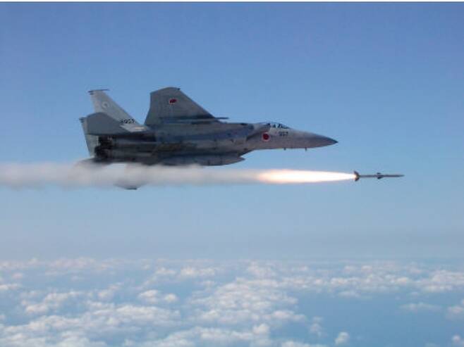 훈련 중 미사일을 발사하는 항공자위대 F-15 전투기. 일본방위백서(2021년판)