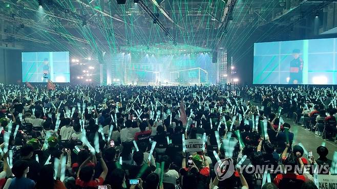 LoL 결승전 한국 대표 T1 응원 (부산=연합뉴스) 조정호 기자 = 29일 오후 부산 해운대구 벡스코(BEXCO)에서 열린 '리그 오브 레전드'(LoL) 상반기 최대 국제대회 '미드 시즌 인비테이셔널(MSI) 2022' 결승전에서 4천여 관람객들이 대표팀 T1을 응원하고 있다. 3년 만에 오프라인에서 유관중으로 열린 글로벌 e스포츠 MSI 결승에 진출한 중국 리그 대표팀 RNG는 중국 현지 코로나19 봉쇄 조치로 인해 한국에 오지 못해 온라인으로 참여했다. 2022.5.29 ccho@yna.co.kr