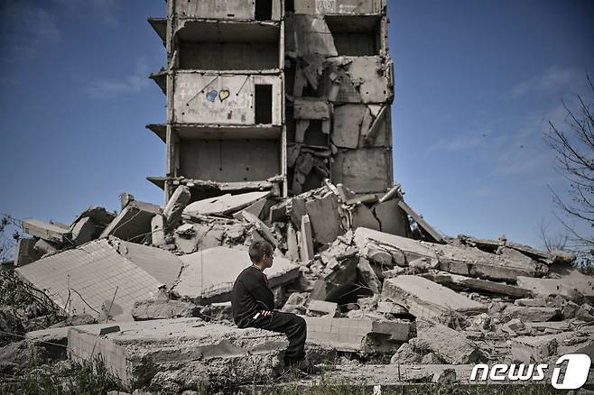 25일 (현지시간) 우크라이나 돈바스의 크라마토르스크에서 러시아 군의 포격을 받아 돌무더기로 변한 건물의 모습이 보인다. © AFP=뉴스1 © News1 우동명 기자