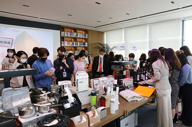 법무법인 율촌 관계자들이 지난 26일 바자회를 열었다. /율촌 제공