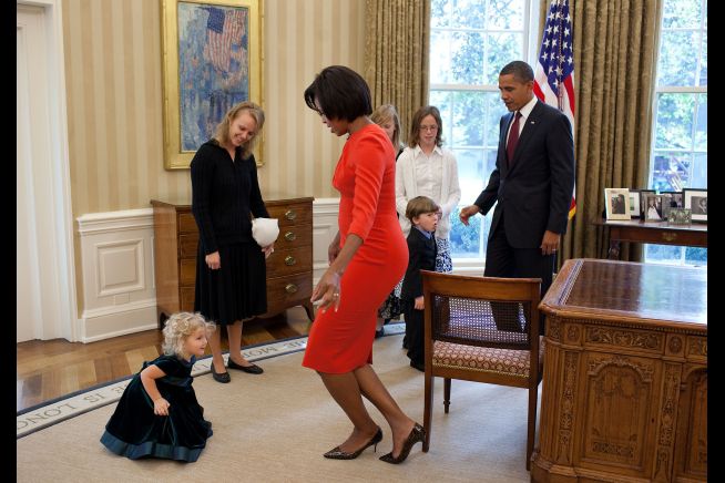 오바마 전 대통령의 부인 미셸 오바마가 2010년 10월 6일 사후 명예훈장 수상자인 로버트 J. 밀러 중사의 조카인 린 사일로스키와 절을 하고 있다. /백악관 홈페이지