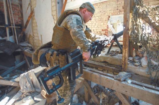 지난 28일(현지시간) 우크라이나 동부 도네츠크 지역에서 러시아 공세에 대비해 대전차 소총을 설치하는 우크라이나군 병사. 러시아군은 도네츠크 지역 공세에 집중하고 있다. [로이터=연합뉴스]