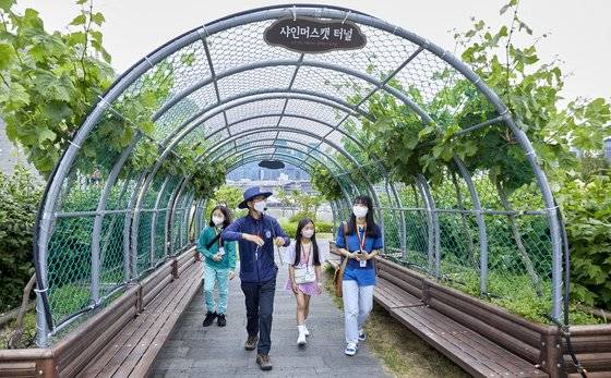 소중 학생기자단이 이창남(왼쪽에서 둘째) 해설사의 인솔 하에 옥상정원을 둘러보고 있다.