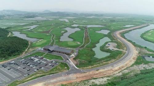 사우스링스 영암은 노캐디에 2인 라운드가 가능한 골프장이며 양잔디를 식재했고 코스내 인조 매트가 없다.