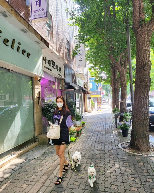 Actor Ko So-young has had a happy weekend with his family.On the afternoon of the 29th, Ko So-young posted several self-portraits on personal SNS without any comment.In the photo, Ko So-young walked along the Appgujeong road with two dogs.Ko So-young caught the attention of the viewers at once, showing off the perfect physicals such as the long legs and the cows just before the extinction, as well as the goddess beauty that can not be hidden even though she wears a mask.In particular, Ko So-young showed off his warm family affection by answering with my daughter, today is all family to a fan asking Who do you take a dog walk with?On the other hand, Ko So-young married Jang Dong-gun in 2010 and has one male and one female.Ko So-young SNS
