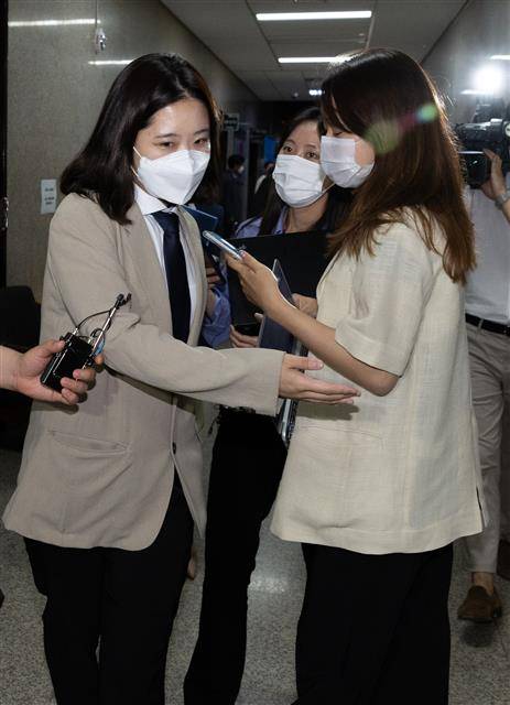 박지현 민주당 공동비상대책위원장이 28일 국회에서 열린 비상대책위원회 간담회를 마친 후 나서고 있다.뉴스1