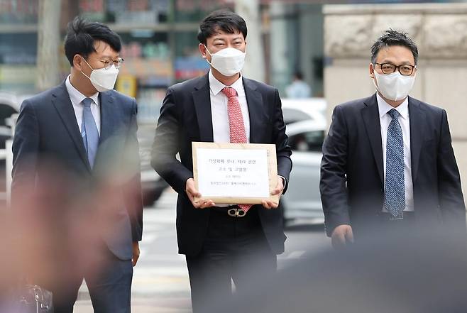 테라와 루나 폭락으로 손실을 본 투자자들을 대리해 변호사들이 5월19일 서울 서울남부지검에 권도형 대표에 대한 고소장을 제출했다. ⓒ연합뉴스