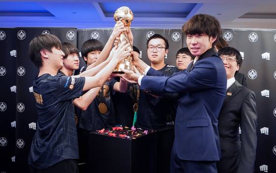 MSI 2022에서 우승한 중국 RNG. 라이엇게임즈