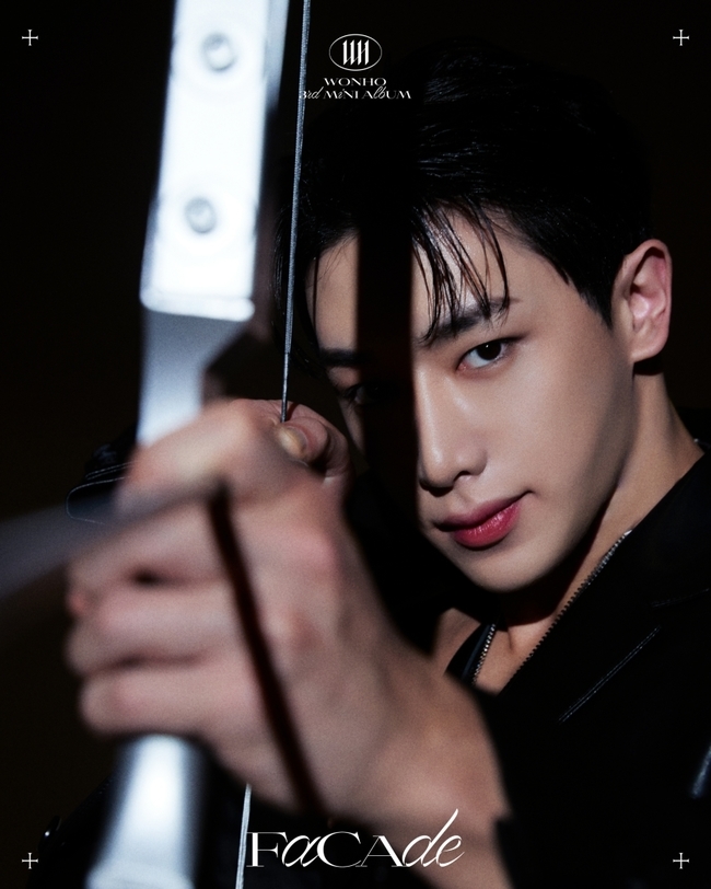 Singer Wonho (WONHO) has released its first concept photo.On May 30, the agency Hi-Line Entertainment released its first concept photo of Wonhos third mini album, Fassade (FACADE), via its official SNS channel.Wonho, who was first unveiled on the day, focused attention on the dark background by radiating a deadly mood with a more perfect visual and deep eyes.In particular, Wonho has attracted the attention of global fans by showing off his sensual and alluring oriental beauty by utilizing accessories such as bows as well as modern reinterpreted hanbok costumes.Wonho, who showed off his dreamy mood and fantastic visuals in the secret photo released earlier, showed the admiration of fans. In the concept photo, he showed beautiful oriental beauty and mysterious charm and raised expectations for the new album concept.Wonho returns to global fans with her third mini album Fassade in four months.The album includes a total of five songs written and composed by Wonho, including the title song CRAZY, which heralds the birth of another well-made album.