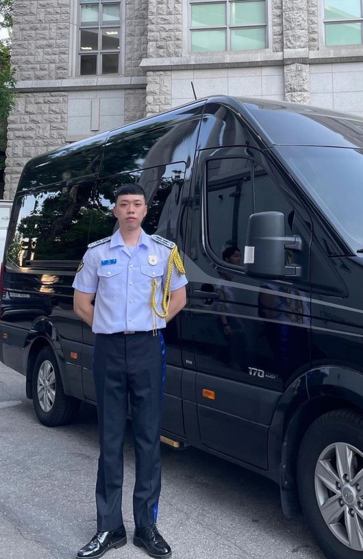 Rapper Biwai has revealed his current status during his military service.Biwai posted a picture on the SNS on the 31st, saying, It is Lee Byung-yoon, who was photographed by his successor, who has a little less time than the time I left him.The photo shows Biwai posing in a uniform.In this regard, Biwai added, Can I ask if lunch meal was delicious?Bhuayi joined the Marine Police on August 23 last year and fulfilled his obligations to defend himself. He announced that he had been in business on the 23rd, and it was a pleasure for fans to reveal his recent situation.BW SNS.