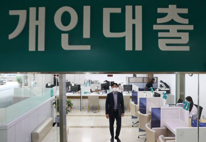 지난달 17일 서울 시내의 하나은행 창구 모습. /뉴스1