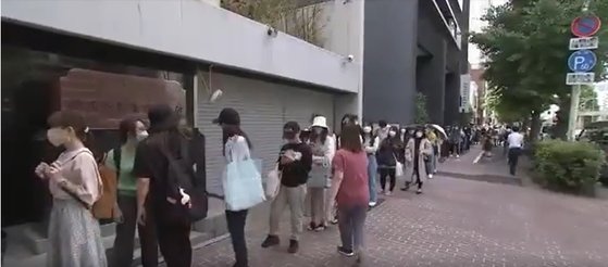 1일 오전 일본 도쿄 한국 영사관 앞에는 한국 관광 비자를 신청하려는 사람들의 행렬이 500미터 넘게 이어졌다. [TBS 방송화면 캡처]