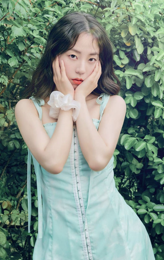 Actor An Sohee from Wonder Girls released a unique fashion picture.On the afternoon of the 1st, Ahn Sohee posted a picture on his instagram.In the photo, An Sohee is staring at the camera coldly with a mint sleeveless dress and a lovely hippie firm.Ahn Sohee, who has been giving a lot of fans with a cute face and reversal since his debut, is still a hot topic in the entertainment industry where trends change every moment and is a character that is the trend itself.Of the many words that refer to An Sohee, the word Wannabe does not change.Ahn Sohees picture was enough to inspire nostalgia from netizens such as Original dumplings, How is it a heavenly entertainer, It is so cute and Do you not want to do it again?On the other hand, Ahn Sohee is an adopted brother of Yeon Woo-jin in JTBC drama Thirty, Nine.an sohee instagram