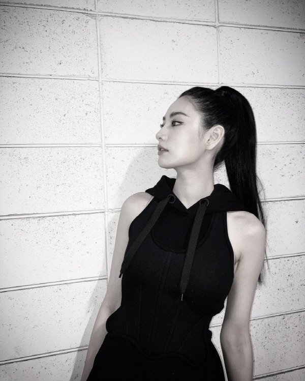 Nana, an actor from the group after school, has emanated a chic charm.In the open photo, Nana is standing in front of the wall and posing indifferently. On this day, Nana dressed in a unique black dress and created a chic atmosphere.Here she completed her intense visuals with a neat all-back ponytail hairstyle.Joon Park, a group member of Geodi, who saw this, commented, Da Little Seatter! Ama!!