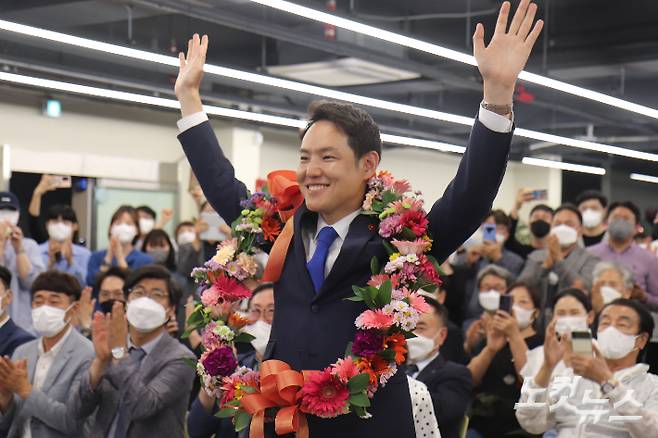 제주시을 국회의원 보궐선거에서 4.27%P 차로 승리한 민주당 김한규 후보가 지지자들과 함께 기뻐하고 있다. 이인 기자
