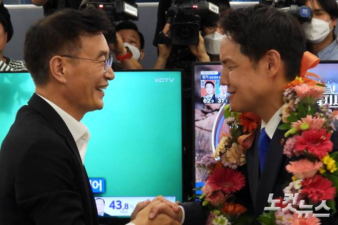 민주당 문대림 상임선거대책위원장과 악수하는 김한규 제주시을 국회의원 당선인. 이인 기자