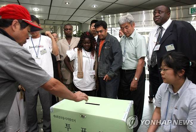 외국인에 첫 투표권 주어진 2006년 지방선거 당시 외국인 투표 참관 모습 [연합뉴스 자료사진]