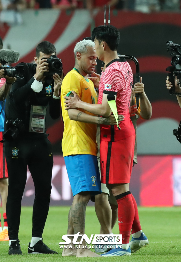 2일 오후 서울 마포구 서울월드컵경기장에서 열린 하나은행 초청 친선경기 대한민국과 브라질의 경기, 1대5로 경기를 마친 뒤 손흥민과 브라질 네이마르가 인사 나누고 있다. 네이마르는 맨발로 손흥민과 인사를 나눴다. 사진|뉴시스