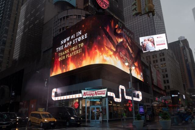 뉴욕 타임즈 스퀘어 전광판에 노출된 디아블로 이모탈 광고 모습. 블리자드 제공