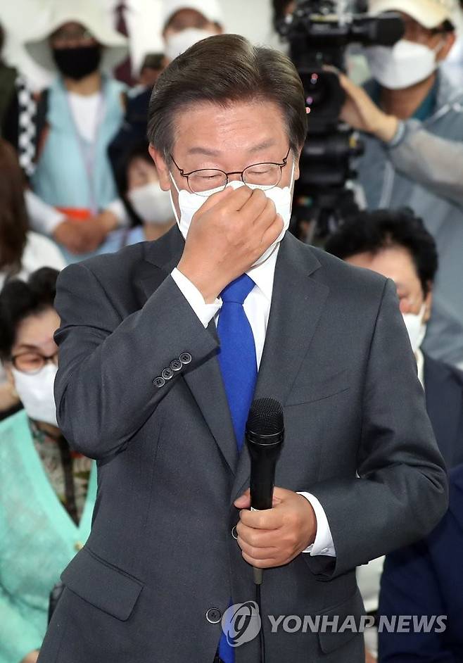 쉽게 입 떼지 못하는 이재명 (인천=연합뉴스) 윤태현 기자 = 인천 계양을 국회의원 보궐선거에서 당선이 확실시된 더불어민주당 이재명 후보가 1일 오후 인천시 계양구 자신의 선거사무소에서 무거운 표정으로 인터뷰 전 마스크를 고쳐 쓰고 있다. 2022.6.1 tomatoyoon@yna.co.kr