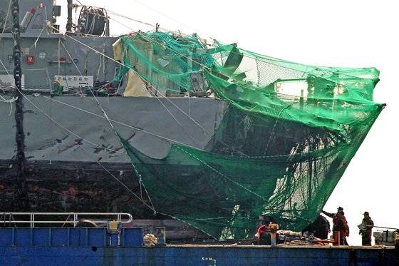 2010년 인양 과정에서 바지선 위에 올려진 천안함. 중앙 포토