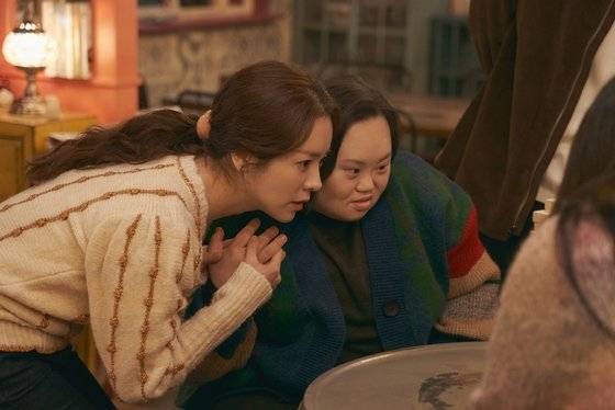 tvN 드라마 '우리들의 블루스' 극중에는 다운증후군을 가진 영희(정은혜)가 등장한다. 영희를 연기한 정은혜 배우는 실제 다운증후군을 갖고 있다./사진제공=tvN '우리들의 블루스'/사진=뉴스1