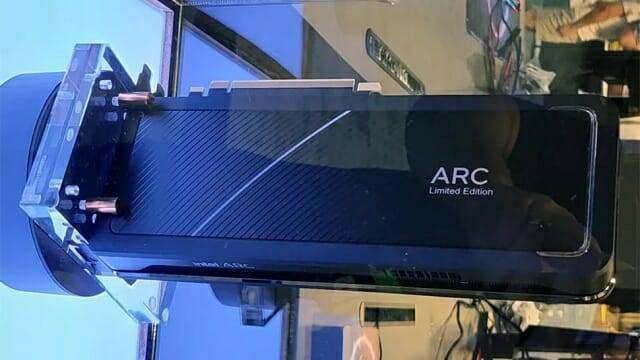 인텔이 미국 'IEM 댈러스 2022' 행사장에 공개한 데스크톱PC용 아크 그래픽카드.