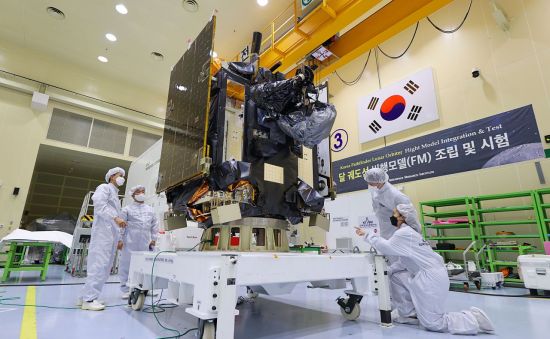 올해 8월 발사를 앞둔 대한민국 첫 우주 탐사선 '다누리'가 지난 3일 대전 한국항공우주연구원(KARI)에서 발사장 이송 전 최종 점검 작업을 받고 있다. 사진제공=KARI.