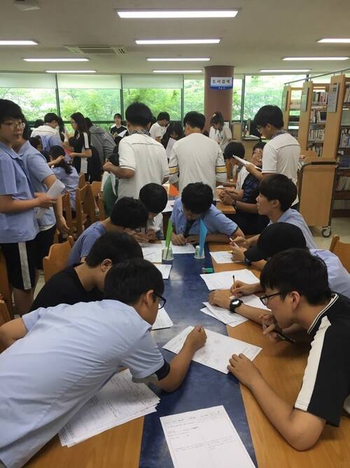 학생들이 모둠별로 문제를 함께 해결하는 수행평가 활동을 하고 있다. <한겨레> 자료사진