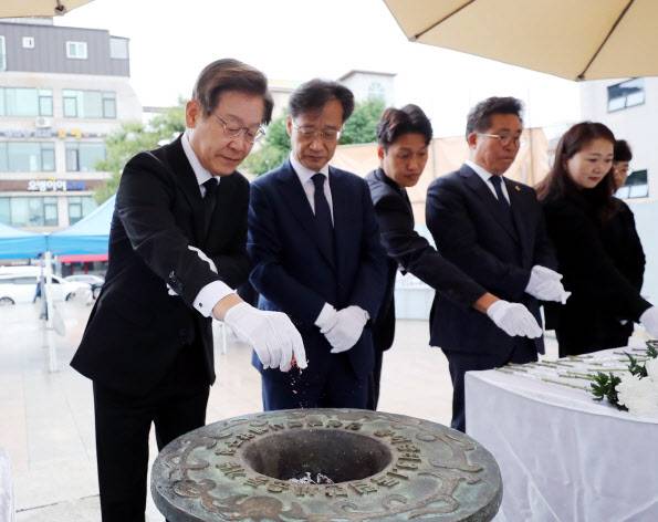 이재명(왼쪽 첫 번째) 더불어민주당 상임고문이 현충일인 6일 오전 인천 계양구 황어장터 3·1만세 운동 기념탑을 찾아 분향하고 있다. (사진=연합뉴스)