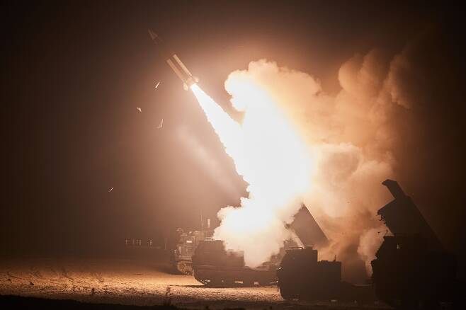 한미 양국군이 북한의 6월5일 단거리탄도미사일 8발 발사에 대응해 6일 새벽 지대지미사일 에이태킴스(ATACMS) 8발을 동해상으로 발사하고 있다. /합동참모본부