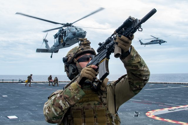 지난 2일부터 4일까지 일본 오키나와 남쪽 공해상에서 실시된 한미 연합훈련 사진이 공개됐다. 이 사진에는 한미 특수부대원들이 헬기를 이용해 함상으로 침투해 벌인 해상 저지훈련이다. 미 해군 제공