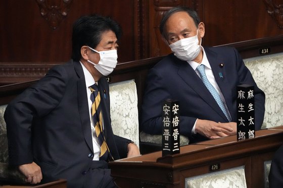 지난 1월 17일 국회에 출석한 아베 신조 전 총리(왼쪽)와 스가 요시히데 전 총리가 이야기를 나누고 있다. [AP=연합뉴스]