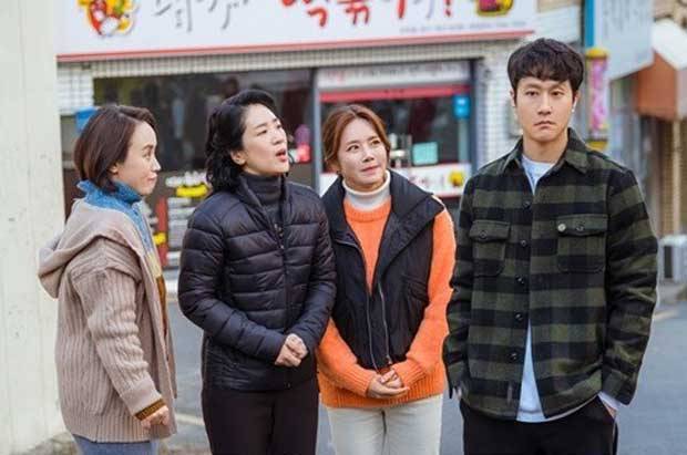 〈이구역의 미친×〉에서 부녀회 회원들이 아파트 집값을 띄우기 위해 여러 활동을 한다. 부녀회원들이 전직 경찰인 노휘오(정우)를 찾아가 순찰을 함께 돌자고 제안한다.